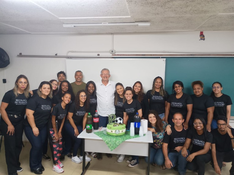 Prof. Pavão durante festa-surpresa organizada por alunos de Segurança do Trabalho
