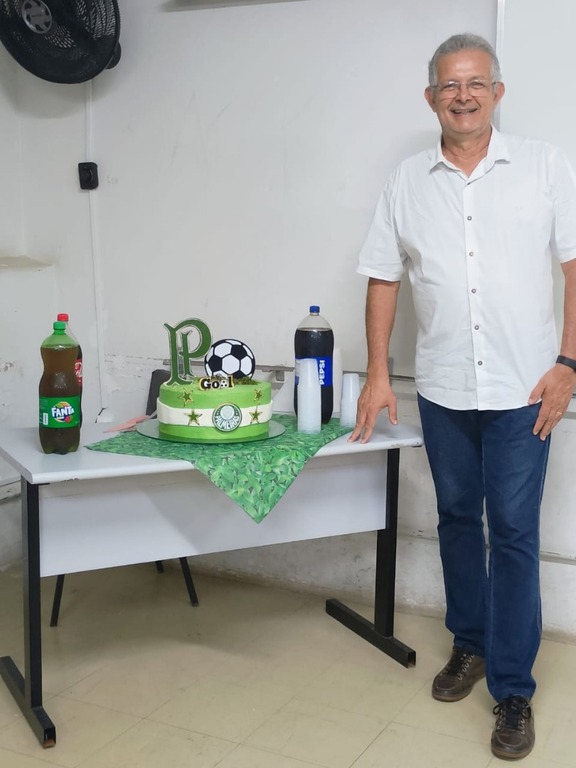 Prof. Pavão durante festa-surpresa organizada por alunos de Segurança do Trabalho