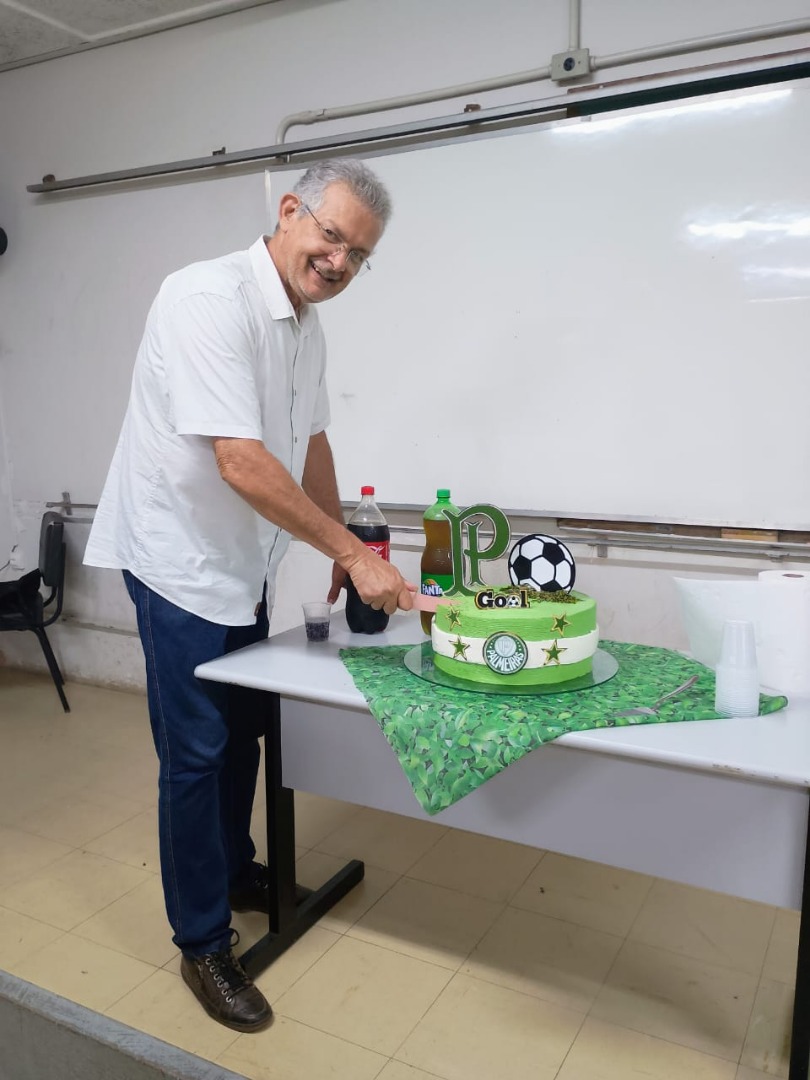 Prof. Pavão durante festa-surpresa organizada por alunos de Segurança do Trabalho