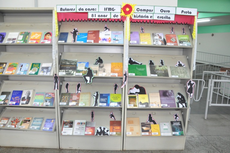 Estante temática de autores da casa - bliblioteca 