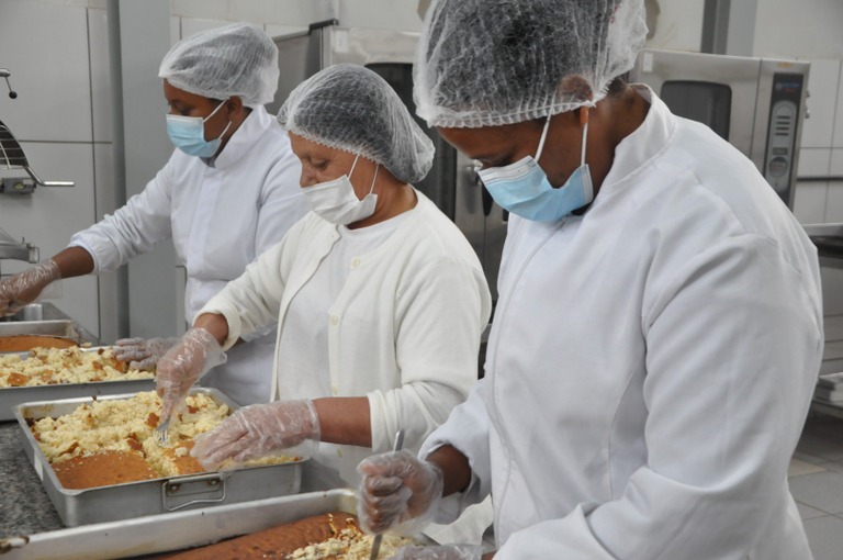 Produção do bolo pela equipe do restaurante escolar 