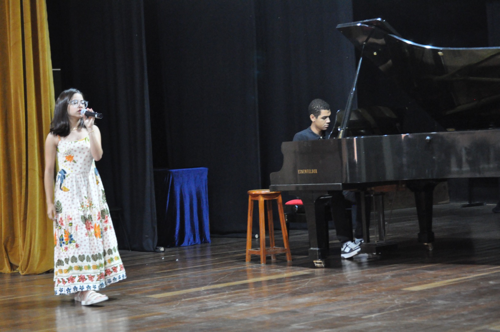 Apresentação de música, malabares e poesia 